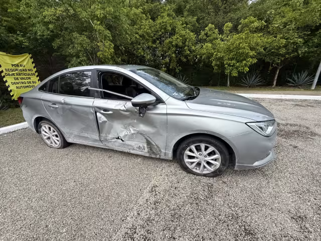 Una grúa remolcó ambos vehículos involucrados al corralón municipal