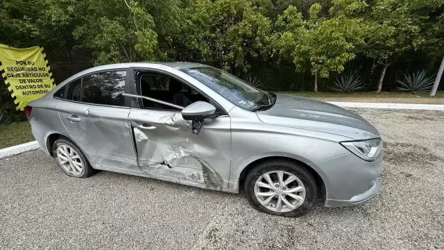 Una grúa remolcó ambos vehículos involucrados al corralón municipal