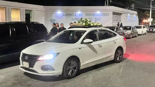 Los colaboradores del líder fallecido arribaron al lugar para expresar sus condolencias a los familiares