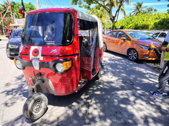 Pese al aparatoso accidente, no se reportaron lesionados, solo daños materiales