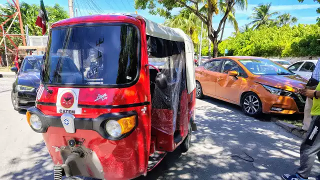 Pese al aparatoso accidente, no se reportaron lesionados, solo daños materiales