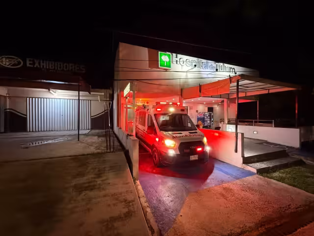 Paramédicos valoraron al lesionado en el sitio, aplicaron vendajes en la extremidad afectada y lo trasladaron de urgencia al hospital