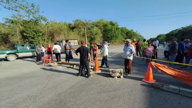 Por apagones, vecinos de Felipe Carrillo Puerto bloquean carretera como forma de protesta
