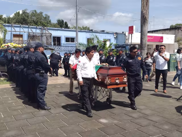 Familiares y compañeros del fallecido le honraron honores durante la ceremonia