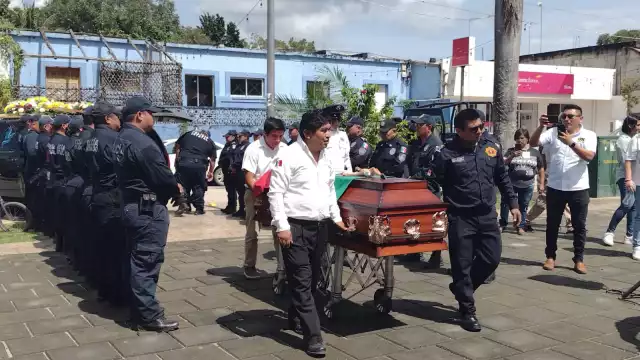 Familiares y compañeros del fallecido le honraron honores durante la ceremonia