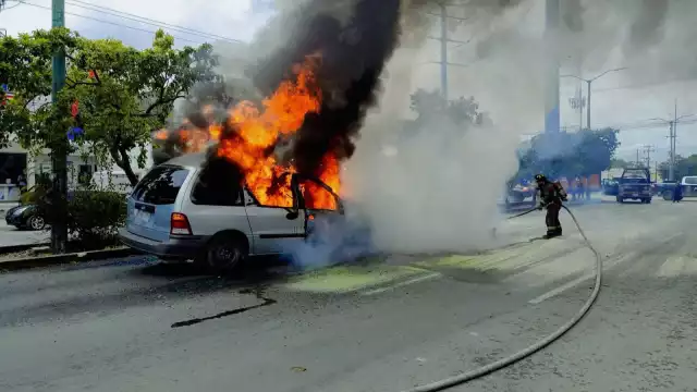 El incendio del automóvil se cree que pudo haber sido causado por una falla falla mecánica