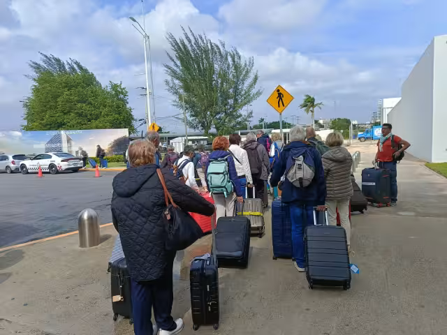 Dos grupos de viajeros de Polonia y Francia arriban para conocer y recorrer los atractivos del estado