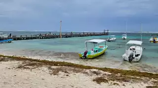 Surada frena actividades náuticas en Puerto Morelos; visitantes evitan los tours por el clima 