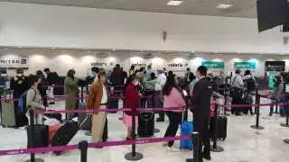 Las pantallas lucen apagadas por lo que viajeros tienen que preguntar en ventanillas