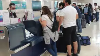 Pasajeros tienen que esperar por varias horas para poder abordar el avión
