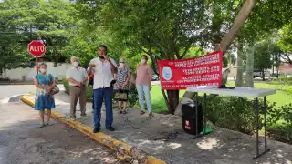 El grupo de seis personas acudieron a las oficinas del INE para mostrar su rechazo a la Consulta Popular 2021