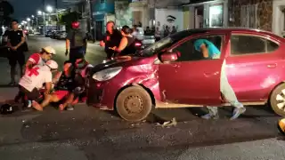 El motociclista fue atendido por paramédicos, ya que presentó heridas en el cuerpo