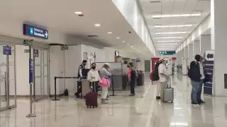 Los pasajeros de los vuelos atrasados acudieron al módulo de Volaris para recibir indicaciones sobre sus salidas
