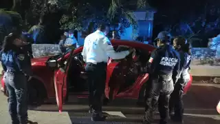 En uno de los accidentes vehiculares en Carrillo Puerto, una mujer trató de escapar tras chocar con otro coche