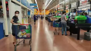 Abuelitos empacadores celebran 'pequeño paso' para volver a supermercados en Mérida
