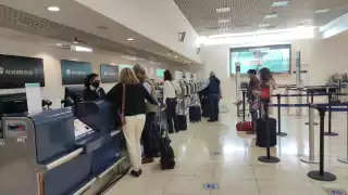 En los próximos minutos está por llegar uno de Aeroméxico, a las 10:30 Magnichartes, ambos de la Ciudad de México
