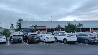 Niños piden limosna a los turistas, además de que han intentado abrir los autos en el estacionamiento