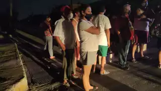 La manifestación se realizó de noche para constatar a la CFE que sus hogares no cuentan con el servicio eléctrico