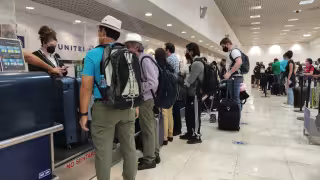 El tercer vuelo en llegar al aeropuerto de Mérida fue el 821 de Aeroméxico a las 06:00 horas y están por despegar el 823 de Aeroméxico a las 07:35 horas