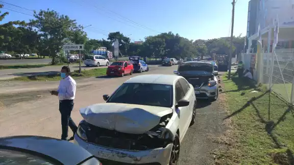 Entre los involucrados se encuentra un automóvil deportivo marca Dodge Entre los involucrados se encuentra un automóvil deportivo marca Dodge