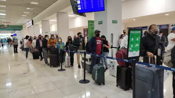 Quedan atrapados en la terminal aérea cientos de pasajeros, aerolíneas evaden atención a clientes Quedan atrapados en la terminal aérea cientos de pasajeros, aerolíneas evaden atención a clientes