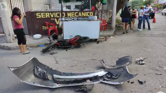 Una mujer que vendía perros caliente fue una de las víctimas, ya que por el impacto se le vació el aceite caliente en el cuerpo Una mujer que vendía perros caliente fue una de las víctimas, ya que por el impacto se le vació el aceite caliente en el cuerpo
