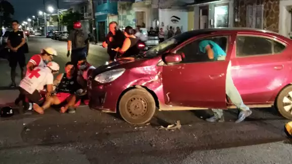 El motociclista fue atendido por paramédicos, ya que presentó heridas en el cuerpo El motociclista fue atendido por paramédicos, ya que presentó heridas en el cuerpo