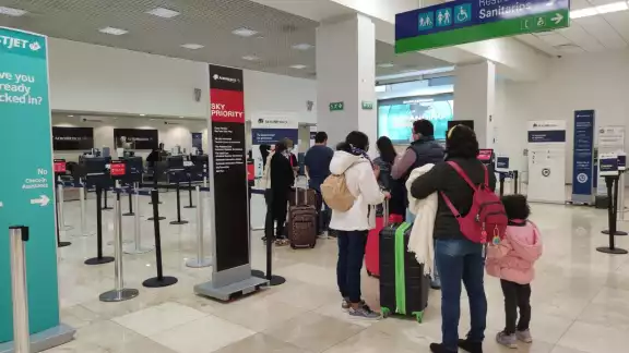 Desde muy temprana hora, pasajeros arribaron al la terminal aérea para viajar a la Ciudad de México Desde muy temprana hora, pasajeros arribaron al la terminal aérea para viajar a la Ciudad de México