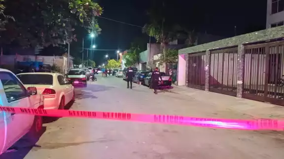 En el lugar Servicios Periciales ya procesan el área donde quedaron varios castillos percutidos En el lugar Servicios Periciales ya procesan el área donde quedaron varios castillos percutidos