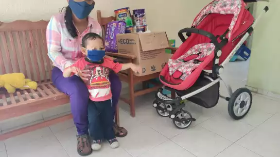 La mujer recibió ayuda en especie y en efectivo por un total de seis mil pesos, los usará para costear los gastos que se vayan generando La mujer recibió ayuda en especie y en efectivo por un total de seis mil pesos, los usará para costear los gastos que se vayan generando