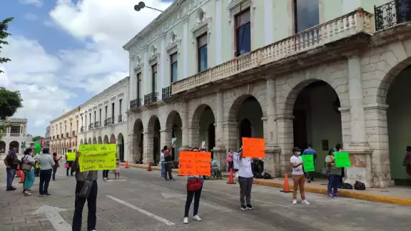 Cerca de 80 maestros han sido afectados, por lo que piden la renuncia de su líder sindical Cerca de 80 maestros han sido afectados, por lo que piden la renuncia de su líder sindical