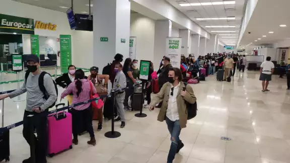 Aeroméxico aclara situación en vuelo y niega discriminación a pasajera Aeroméxico aclara situación en vuelo y niega discriminación a pasajera