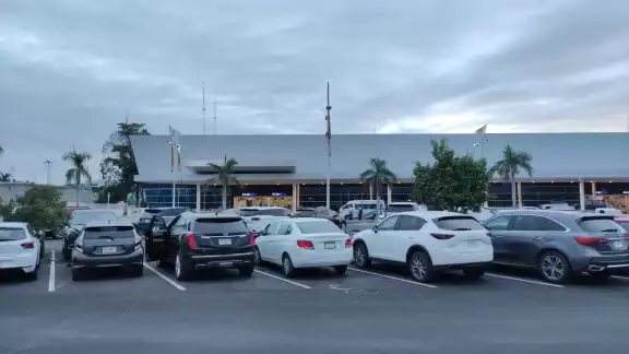 Niños piden limosna a los turistas, además de que han intentado abrir los autos en el estacionamiento Niños piden limosna a los turistas, además de que han intentado abrir los autos en el estacionamiento