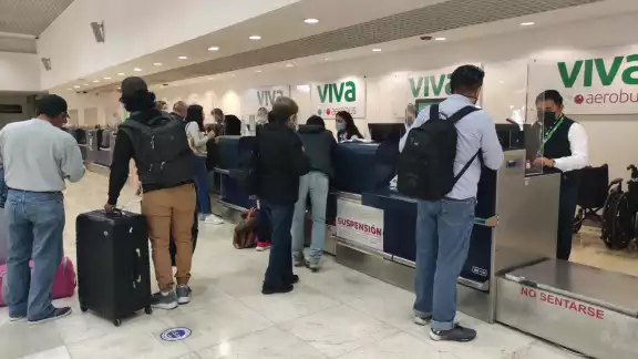 Los pasajeros de salida manifestaron que no les afectó el retraso porque solo fueron 35 minutos Los pasajeros de salida manifestaron que no les afectó el retraso porque solo fueron 35 minutos