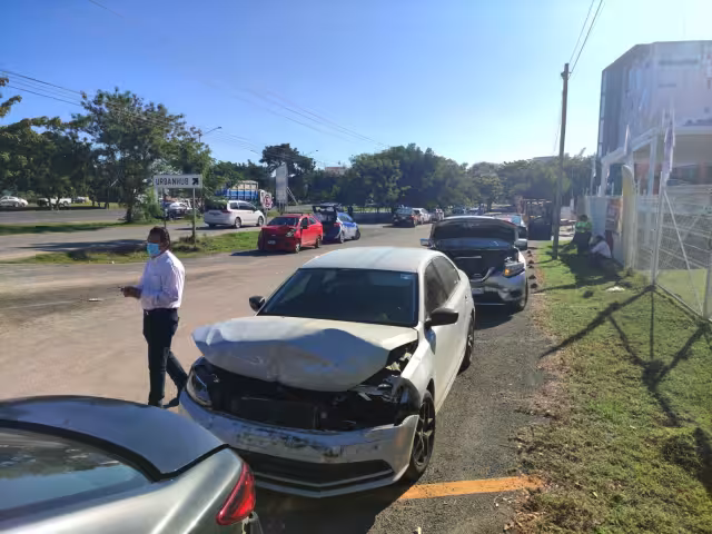 Entre los involucrados se encuentra un automóvil deportivo marca Dodge