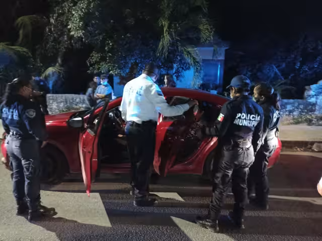 En uno de los accidentes vehiculares en Carrillo Puerto, una mujer trató de escapar tras chocar con otro coche