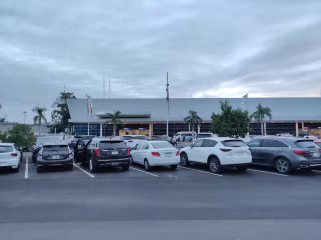 Niños piden limosna a los turistas, además de que han intentado abrir los autos en el estacionamiento