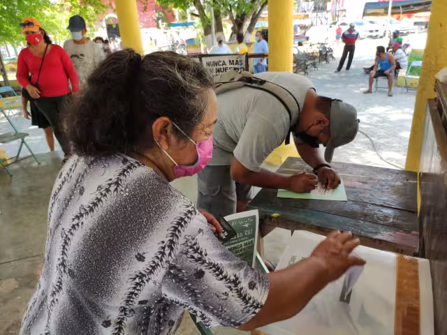 Manteniendo los protocolos de higiene, los habitantes participaron en la autoconsulta
