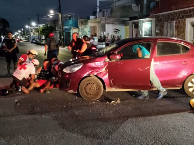 El motociclista fue atendido por paramédicos, ya que presentó heridas en el cuerpo