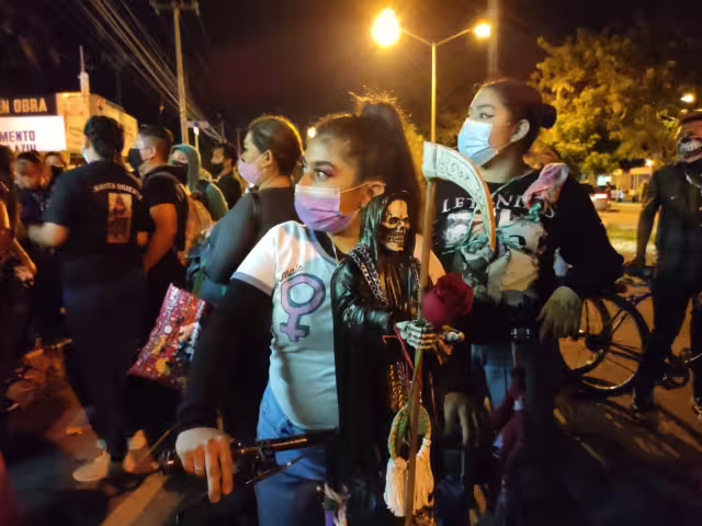Más de 300 personas participan en la caravana de la Santa Muerte