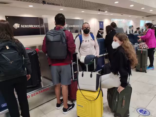 Algunos viajeros indicaron que perderán un día de trabajo, debido a la cancelación del vuelo Mérida- CDMX