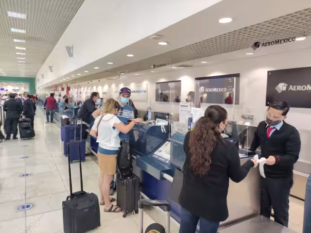 Por quinto día consecutivo se registraron cancelaciones de vuelos en todo el mundo, debido a la expansión de la variante ómicron de COVID-19