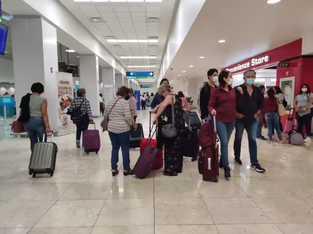 Desde muy temprano iniciaron las actividades en la terminal aérea previo al Día del Niño