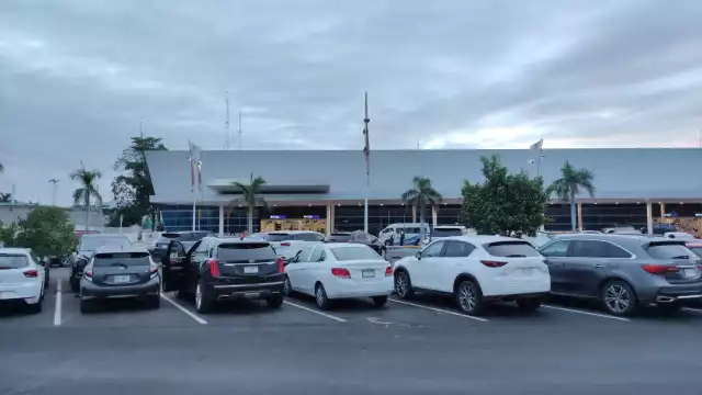 Niños piden limosna a los turistas, además de que han intentado abrir los autos en el estacionamiento