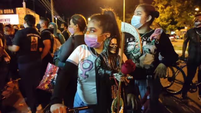 Más de 300 personas participan en la caravana de la Santa Muerte