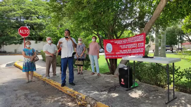 El grupo de seis personas acudieron a las oficinas del INE para mostrar su rechazo a la Consulta Popular 2021