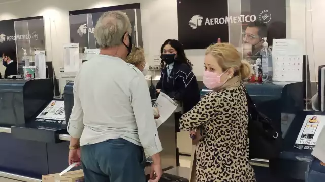 Loa empleados de la aerolínea en Mérida indicaron a los pasajeros otras opciones para abandonar Yucatán