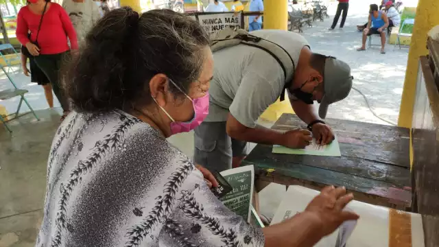 Manteniendo los protocolos de higiene, los habitantes participaron en la autoconsulta