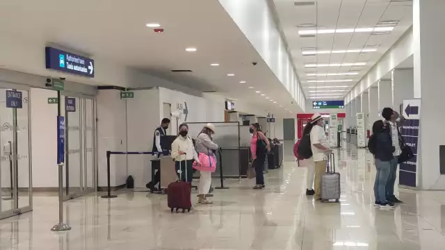 Los pasajeros de los vuelos atrasados acudieron al módulo de Volaris para recibir indicaciones sobre sus salidas