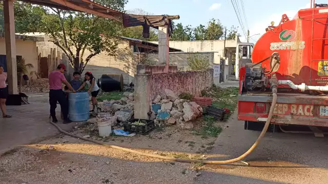 Pipas comienzan a auxiliar a vecinos de José María Morelos